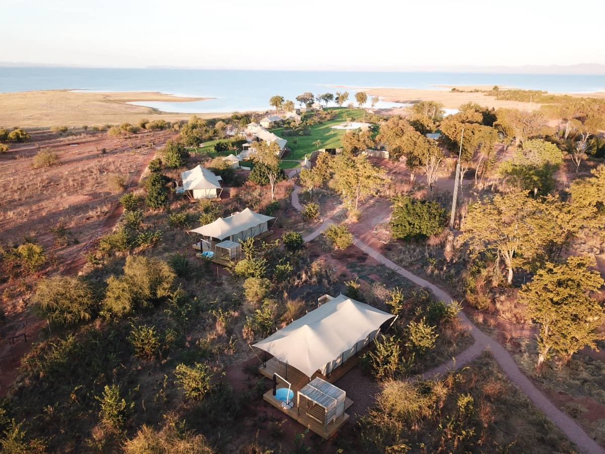 Flygfoto över en off-grid-anläggning i grönskande omgivning