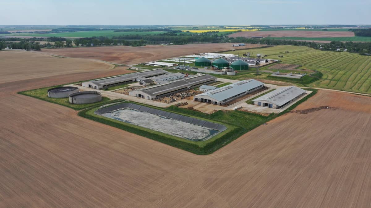 Flygbild över en stor jordbruksanläggning med egen energiproduktion