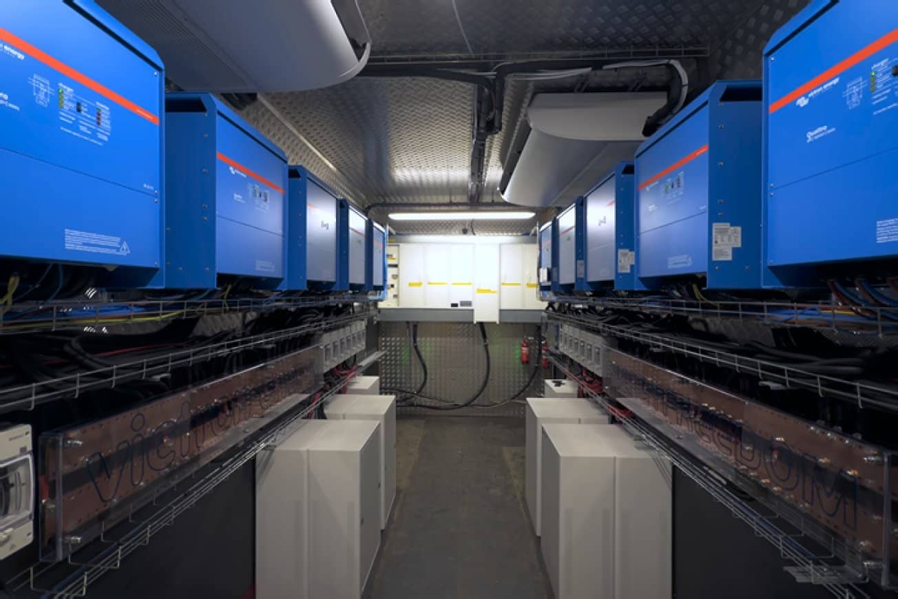 Victron växelriktare/laddare och batteriskåp installerade i en microgrid-container