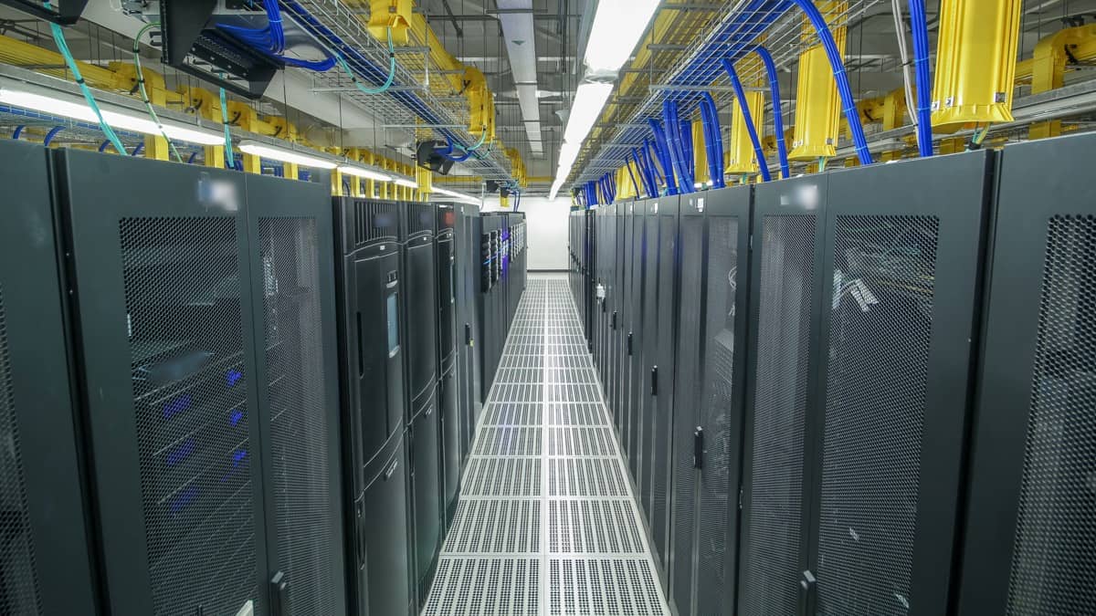 Rader av serverrack i en datacentersal