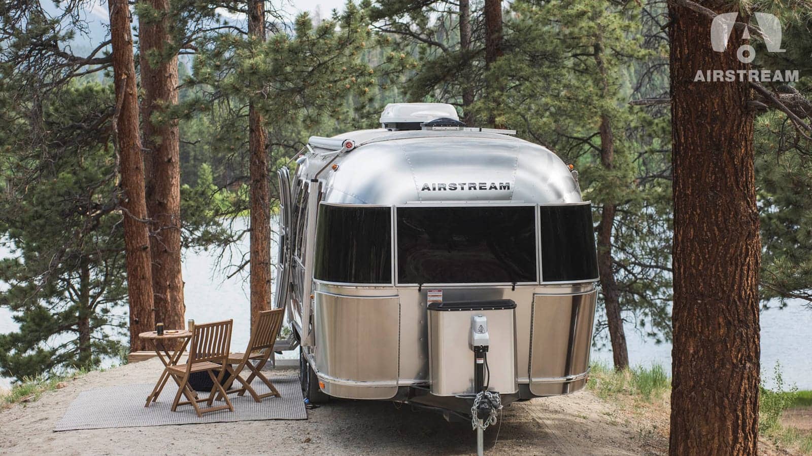 Airstream-husvagn på en skogscamping