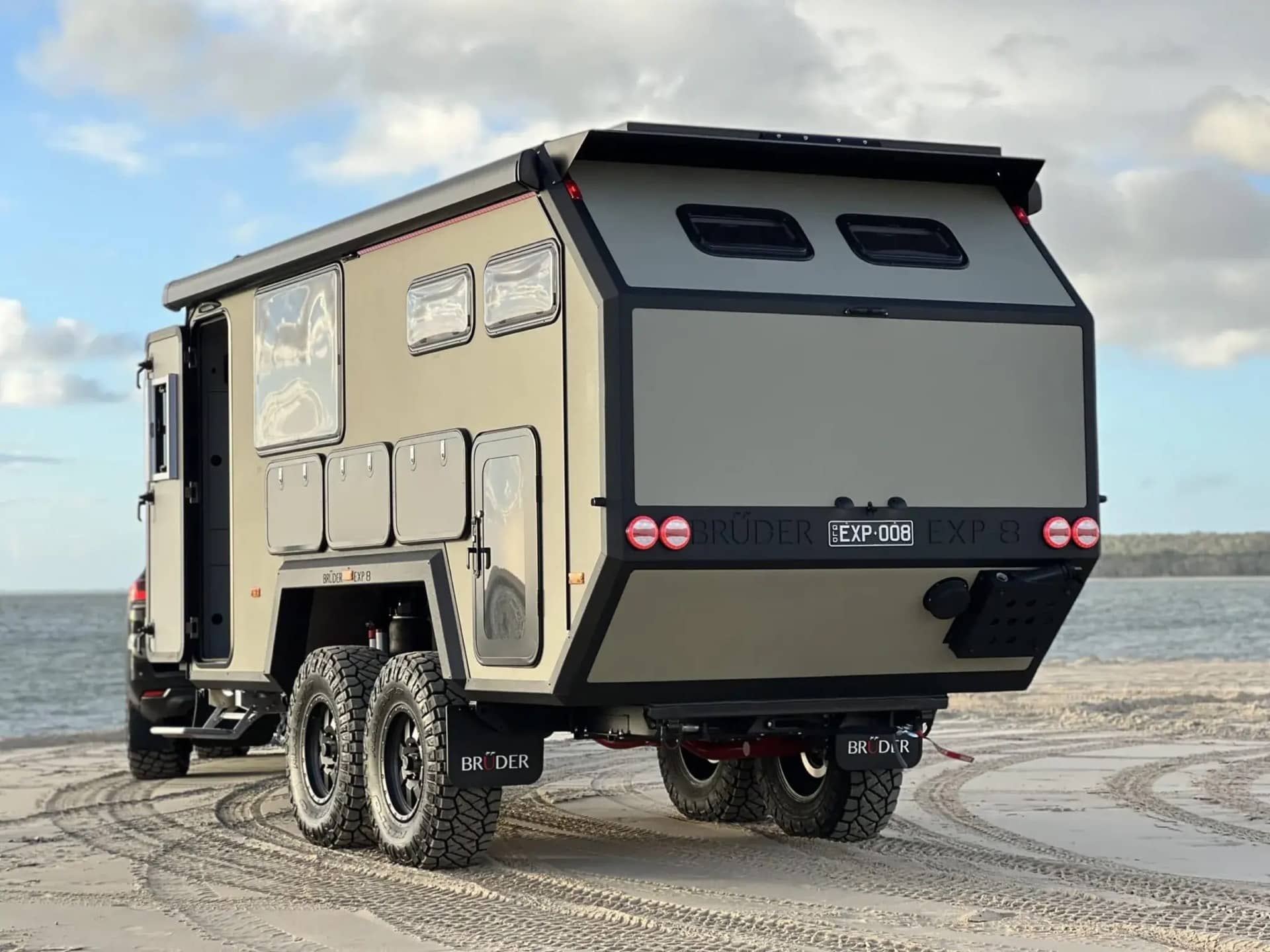 Bruder EXP 8 terrängsläp på en strand