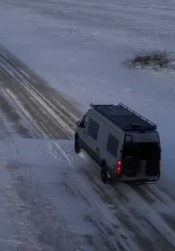 Medicinsk skåpbil parkerad på en snötäckt landsväg